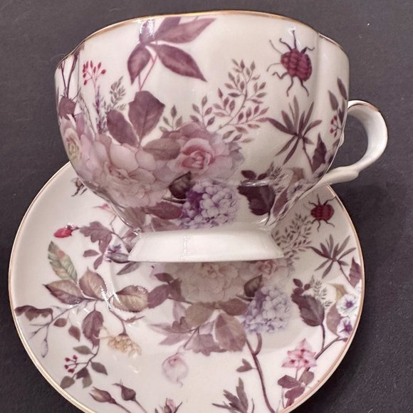 Beautiful Tea Cup and Saucer - Picture 10 of 15